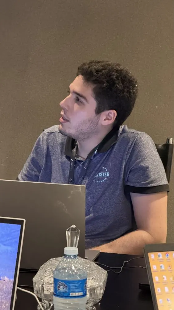 Participante atento à apresentação