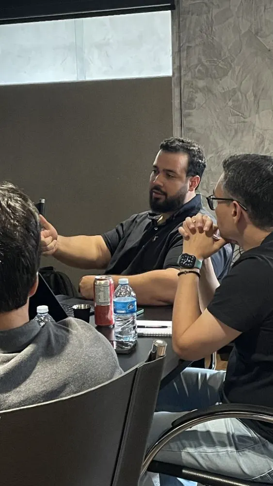Participantes conversando na mesa