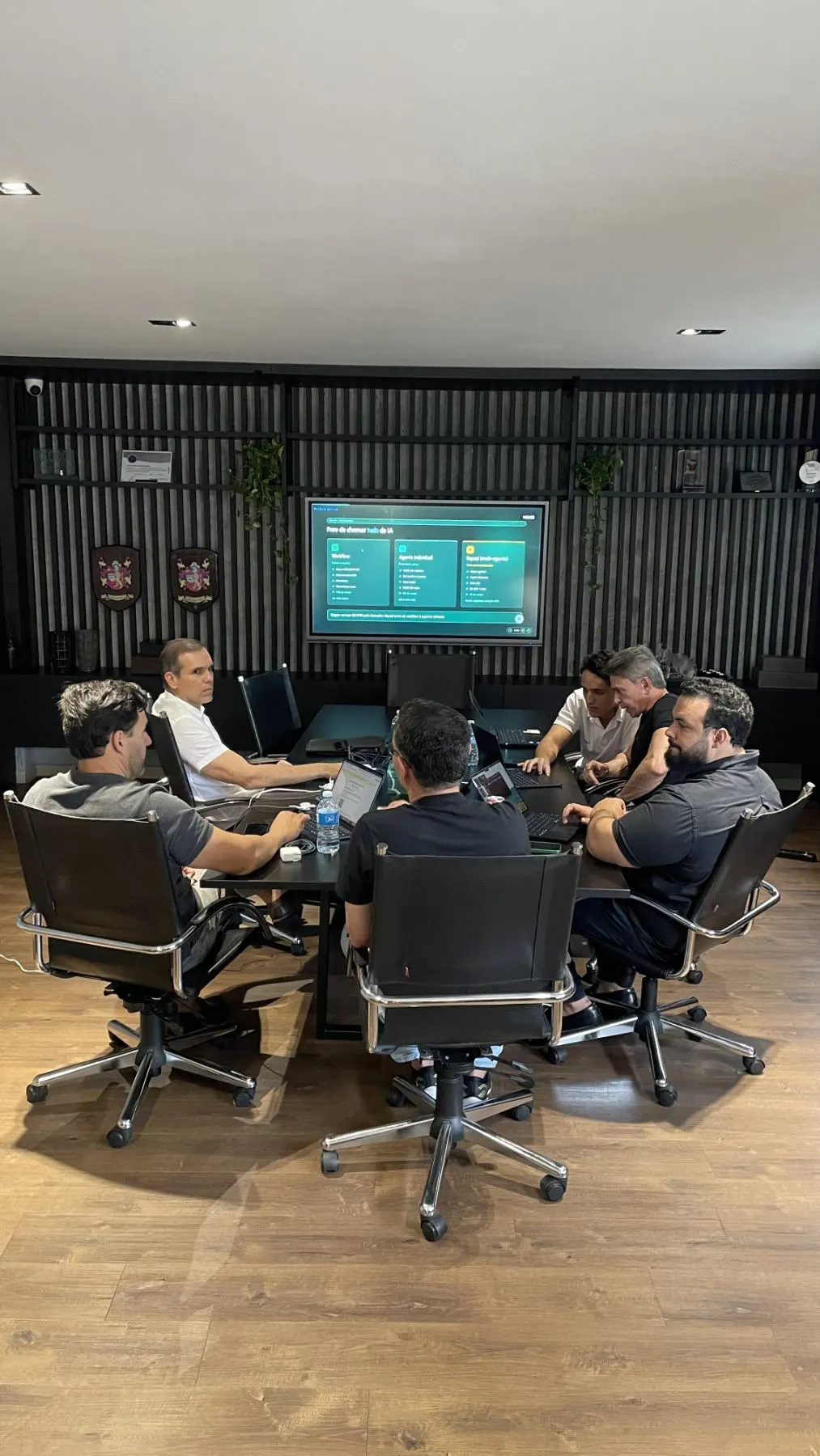 Turma do Núcleo reunida em volta da mesa