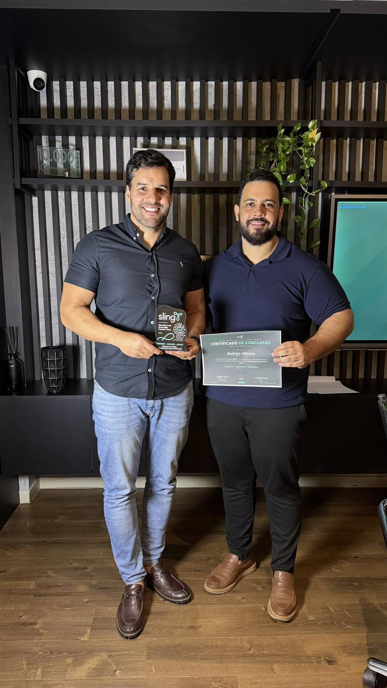 Participante exibe o certificado de conclusão e o troféu de acrílico com o logotipo da Sling