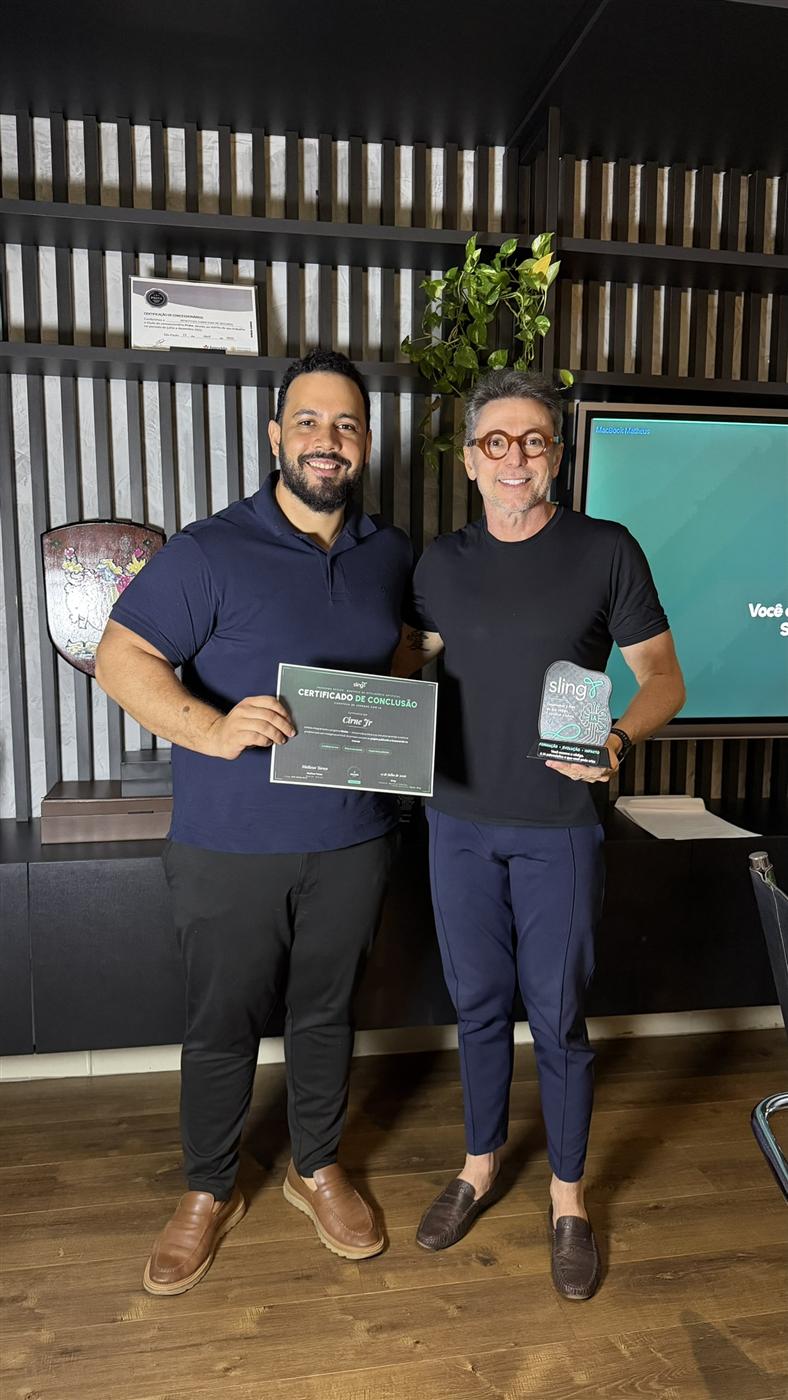 Participante exibe o certificado de conclusão e o troféu de acrílico com o logotipo da Sling